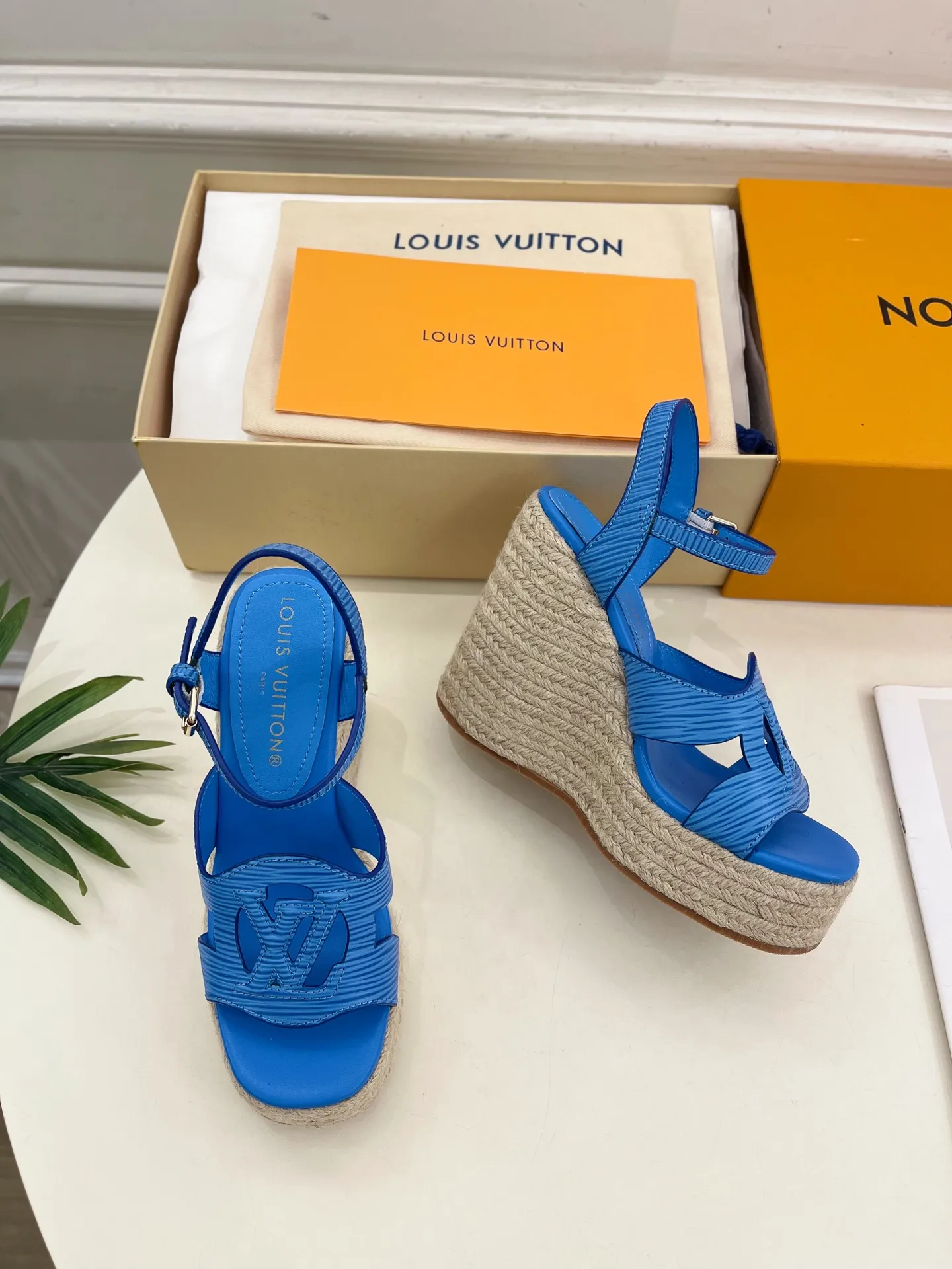 👟👟Ex-factory price 640👟👟 LV | Louis Vuitton 25𝐬𝐬 🧡💚2025 spring and summer new style top version‼ ️The original version is the same. The counter focuses on the latest LV ISOLA hollow hemp rope wedge sandals. New hard goods. ❥BS purchasing level! Full of high-end feel! A popular model among bloggers at home and abroad, it’s retro and fashionable and looks amazing on your feet! Mainly recommended model on the official website★ ━━━━━ ЅᏇєєt ━━━━━ ▪️Upper: original customized calfskin ▪️Lining: imported sheepskin ▪️Outsole: original molded outsole ▪️Heel height: 12cm, water platform 3.5cm ▪️Shoe size: 35-39 (40, 41 customized)
